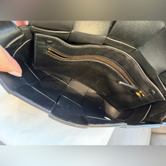 BOTTEGA CASSETTE Spazzolato Intrecciato Crossbody Bag Black patent woven - Picture 9 of 15